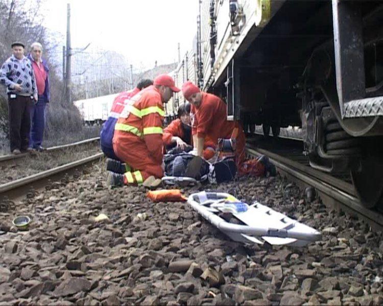 Caz şocant în Vâlcea! O femeie a fost lovită de tren, în timp ce culegea plante lângă calea ferată 