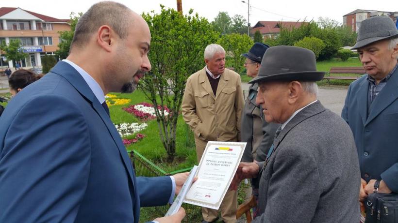Diplome aniversare oferite veteranilor de război la aniversarea a 82 de ani de la deschiderea Muzeului Satului