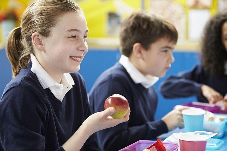 Elevii vor primi fructe, lapte şi produse de panificaţie prin noua iniţiativă &quot;Programul pentru Şcoli&quot; 