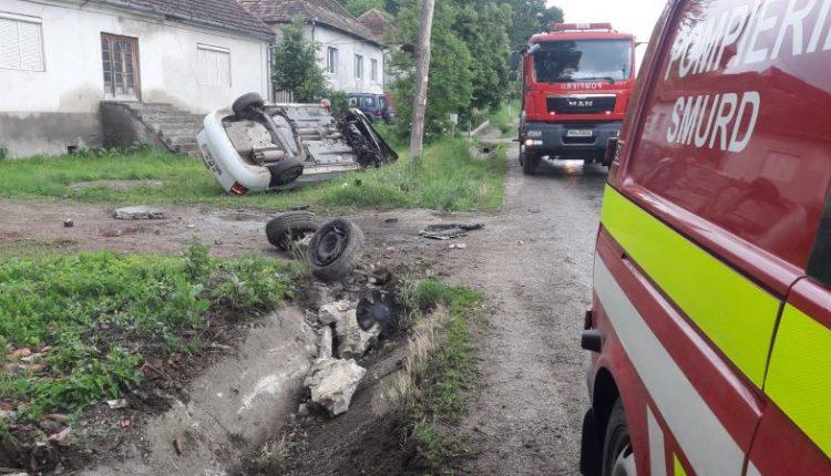 O mașină s-a răsturnat după ce a lovit un cap de pod, în județul Bistrița-Năsăud