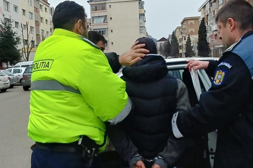 Un bărbat din Argeș a fost reţinut după ce a încălcat un ordin de restricţie şi şi-a agresat soţia 