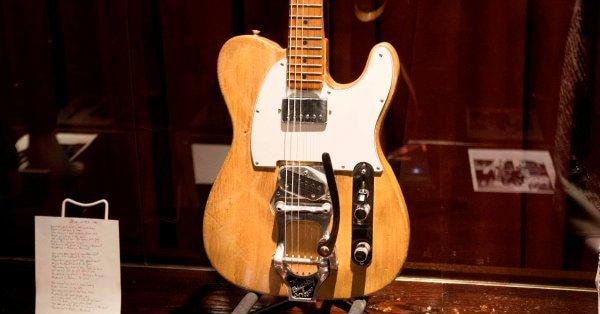 O chitară folosită de Bob Dylan, Eric Clapton şi George Harrison a fost vândută la licitație
