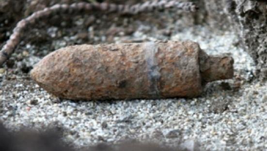 Descoperire teribilă în Vaslui! Un proiectil exploziv a fost găsit pe un câmp din Zorleni