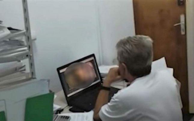 Funcţionarul de la AJFP filmat când urmărea imagini pornografice în timpul programului a fost destituit