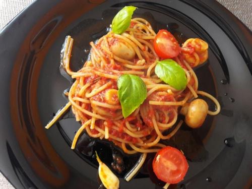 Reţeta zilei: Spaghete cu rosii, ciuperci si busuioc