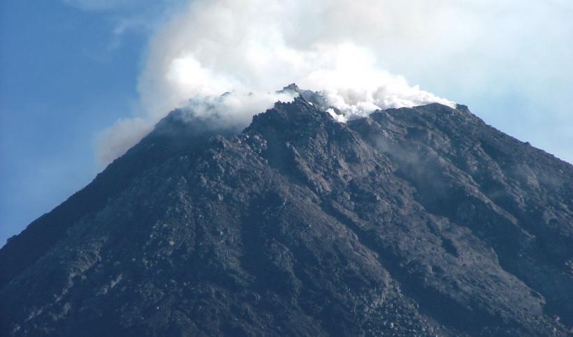 Vulcanul Merapi, din Indonezia, pune autoritatile pe jar!