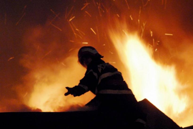 Zeci de persoane au fost evacuate în urma unui incendiu la un restaurant din Buzău