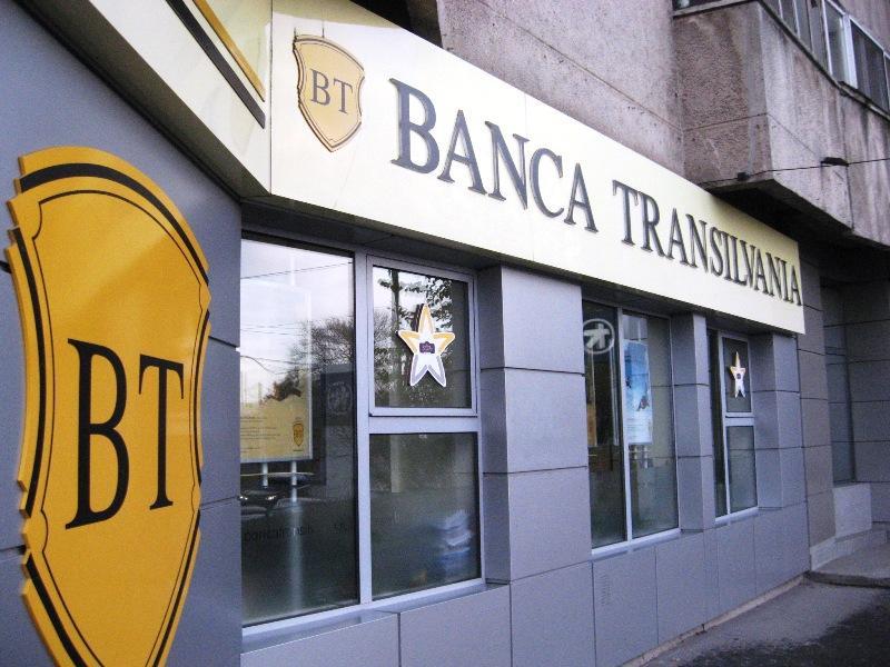 Incredibil! Doi hoţi din Baia Mare au furat bani dintr-o bancă, ameninţând un angajat