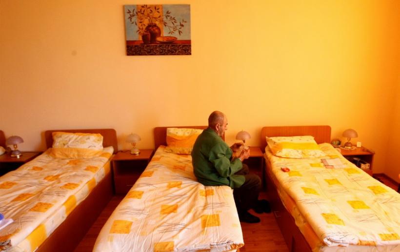 Azilurile de bătrâni din Argeș sunt acreditate din trei în trei