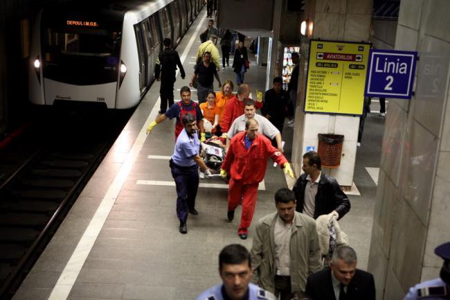 Circulaţia metroului, perturbată! Unui călător i s-a făcut rău într-un tren aflat în staţia Aurel Vlaicu