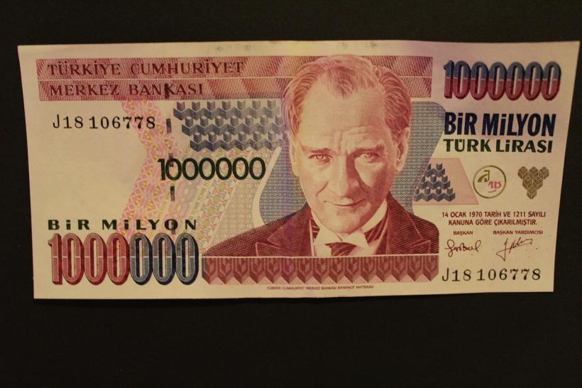 Criză în Turcia. Lira turcească s-a devalorizat puternic. Banca Centrală intervine și mărește dobânda de politică monetară cu 300 de puncte de bază