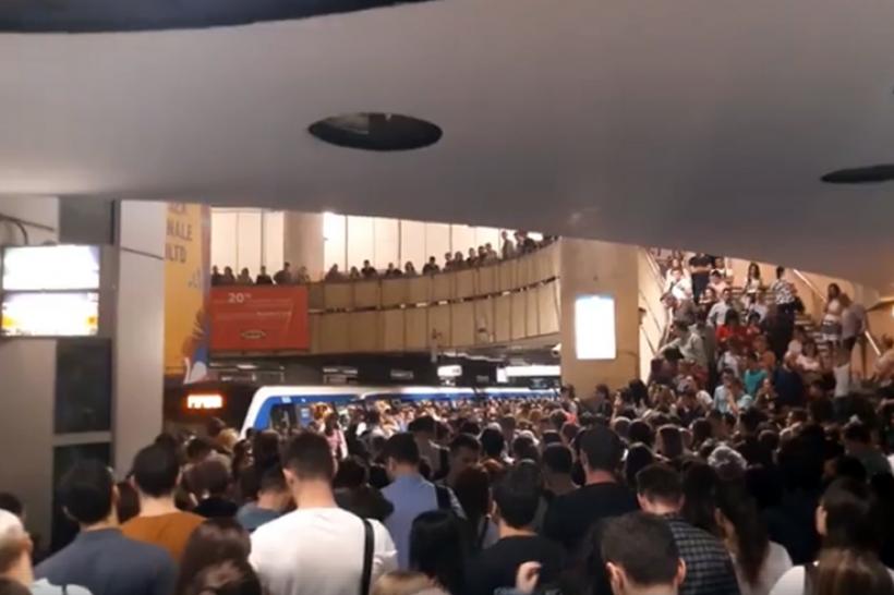 VIDEO - Aglomerație incredibila in stația de metrou Victoriei 