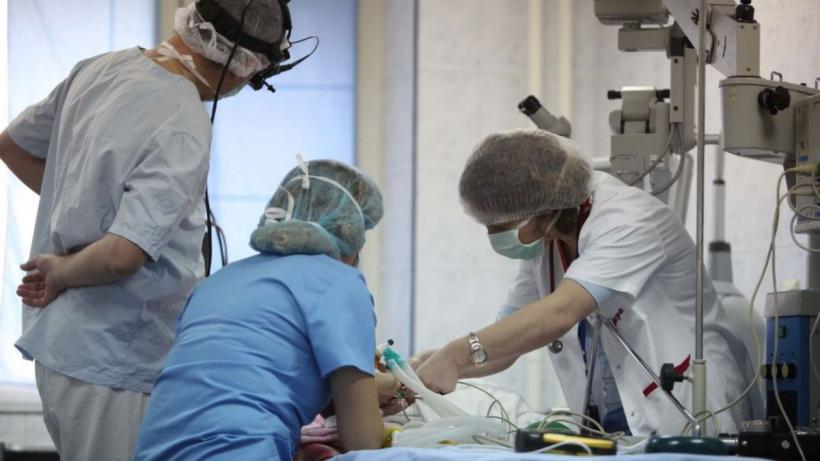 Medicii încearcă să salveze viaţa unei fetiţe, cu o tumoră gigant, printr-o metodă nouă în România 