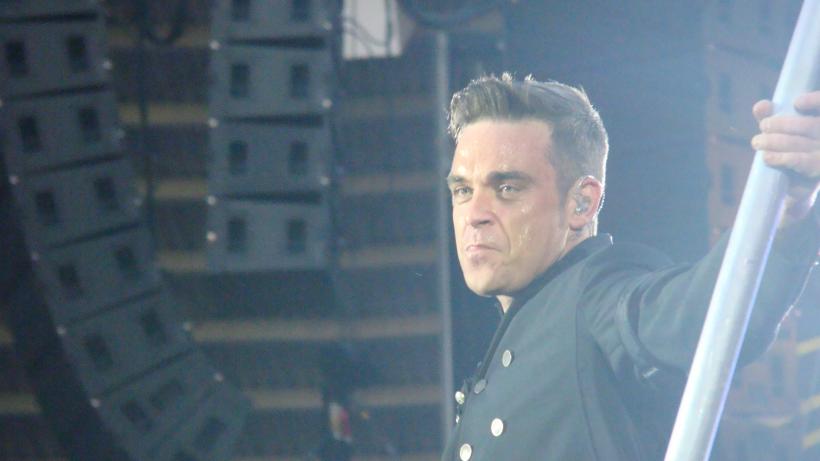 Robbie Williams lucrează la un musical bazat pe best-seller-ul The Boy in the Dress