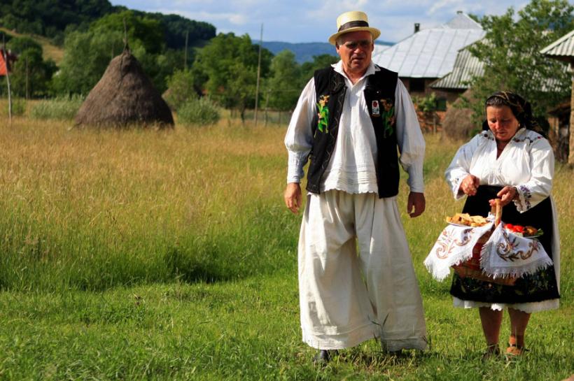 Tradiții și obiceiuri românești de Rusalii și Moșii de Vară
