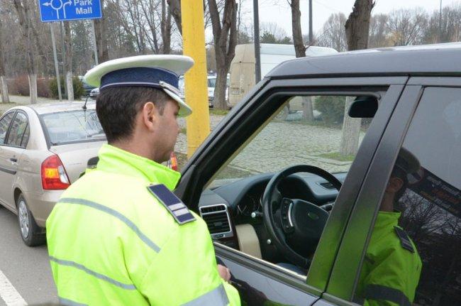 Polițiștii rutieri au reținut vineri peste 500 de permise de conducere