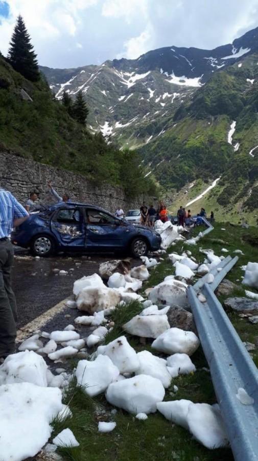 Două maşini blocate şi o persoană rănită, în urma unei avalanşe, în zona Cabana Căprioara 
