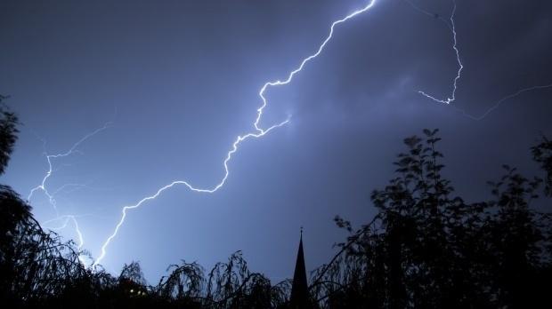 Marea Britanie, lovită de fulgere de 15.000 - 20.000 de ori, în noaptea de sâmbătă spre duminică 