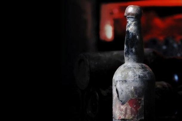 O sticlă de vin din anul 1774, vândută cu 103.700 de euro la o licitaţie din Franţa 