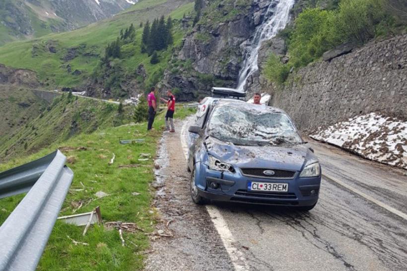 Două vehicule au fost surprinse de o avalansă pe Transfăgărășan. O femeie a fost rănită