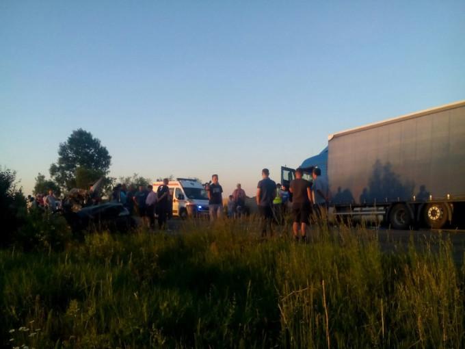 Suceava: Un mort şi un rănit pe DN2, după coliziunea dintre un TIR si un autoturism