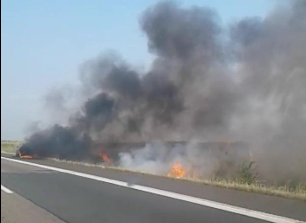 Alertă pe A1! Un autoturism a luat foc pe autostrada Bucureşti - Piteşti