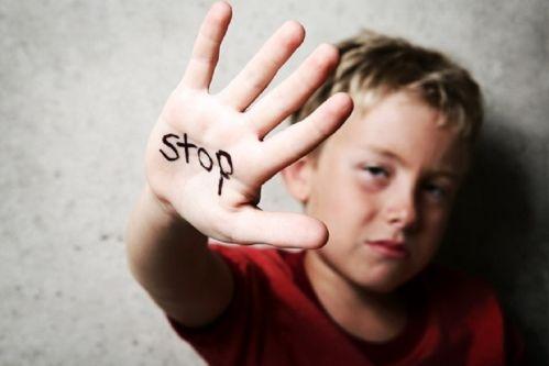 Copiii şi adolescenţii pot semnala cazurile de abuz pe platforma online 'www.116111.ro' sau în aplicaţia 'HappyGraff'