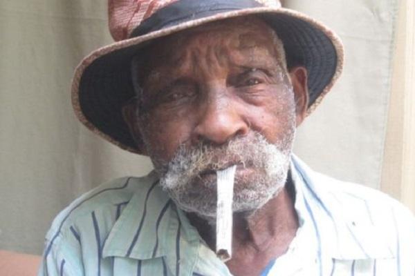 La 104 ani, cel mai bătrân bărbat din lume doreşte să renunţe la fumat