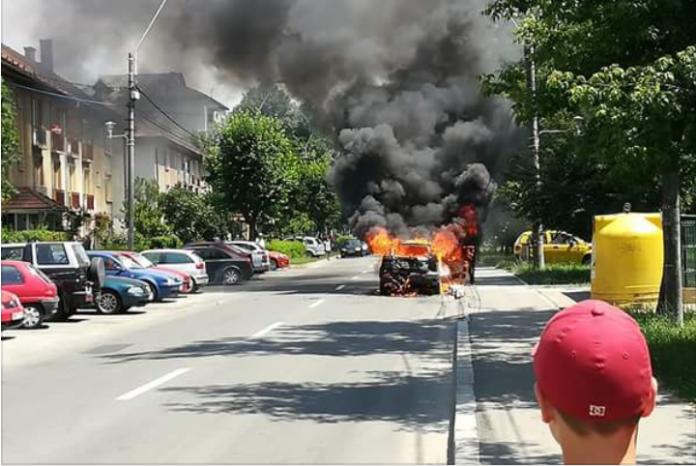 O mașină a ars ca o torță în centrul municipiului Baia Mare