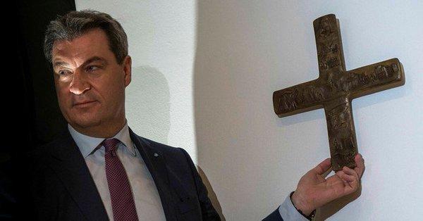 Toate birourile administrației locale din Bavaria au montate la vedere cruci creștine
