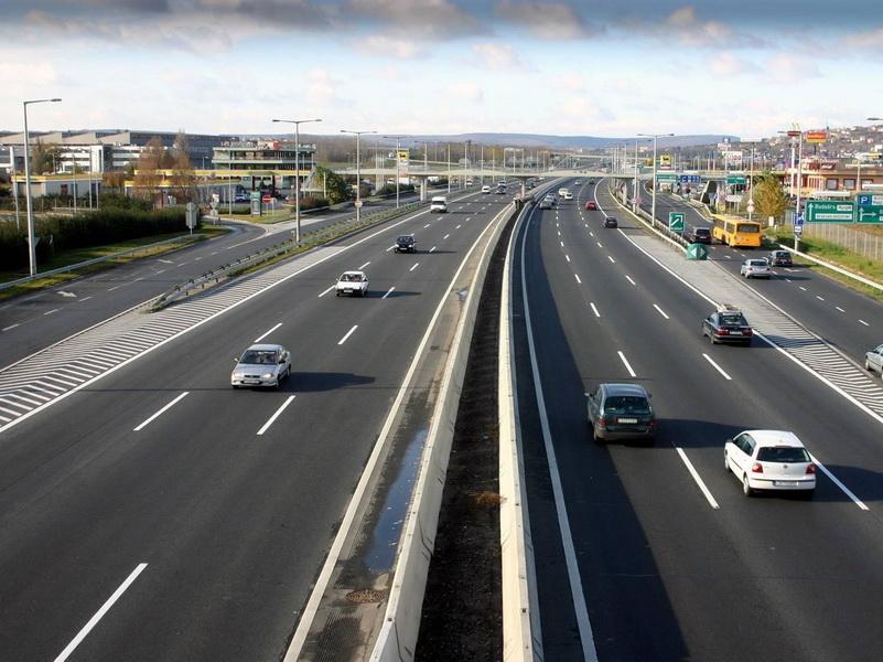 Ungaria îşi lungeşte autostrăzile, noi amânările