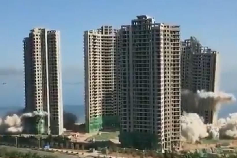 VIDEO - Demolare spectaculoasă a 4 blocuri de locuințe
