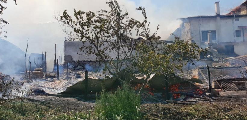 Vrancea: Incendiu la patru case din localitatea Tulnici; pompierii au stins flăcările