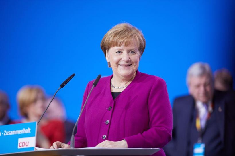 Merkel ii intinde o ramura de maslin preşedintelui Macron