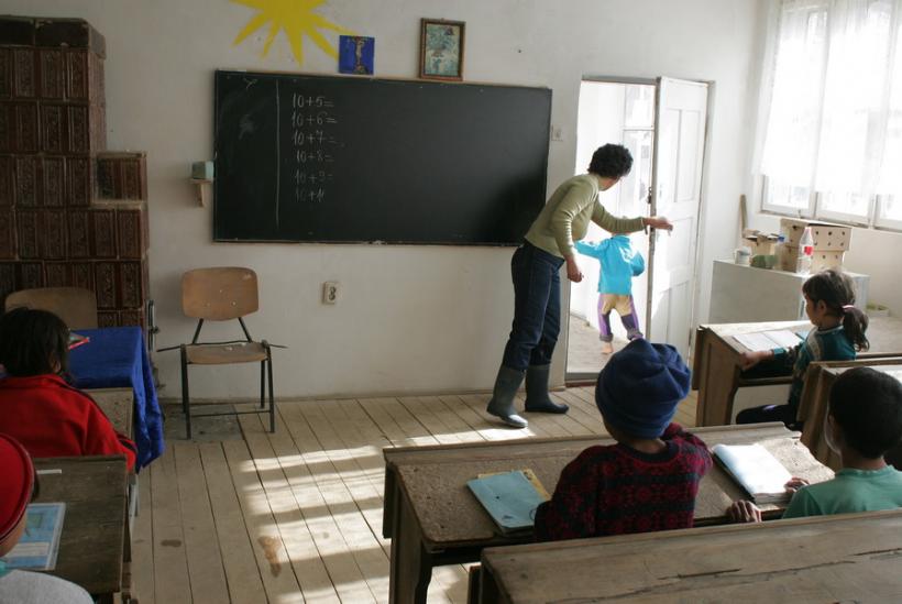 Ministrul Educației vrea să trimită profesori performați la țară