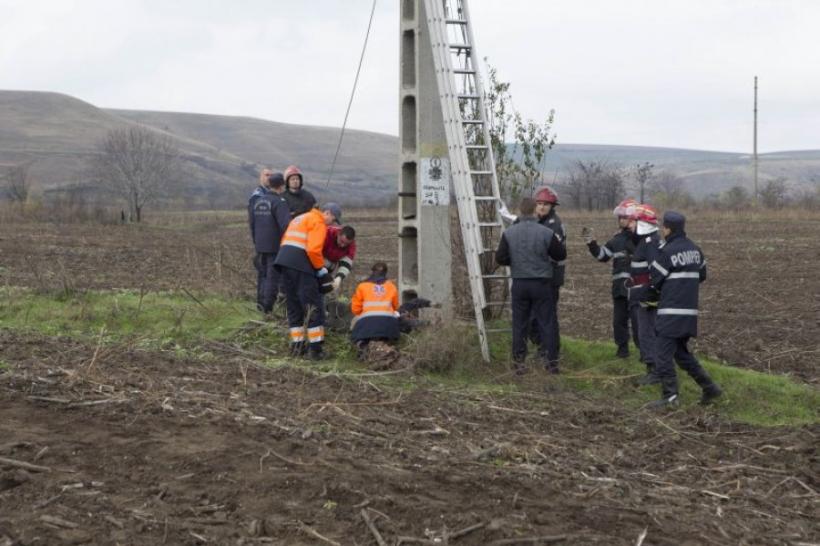 Accident teribil la Sibiu! Un muncitor a căzut de pe un stâlp de înaltă tensiune, de la cinci metri înălţime