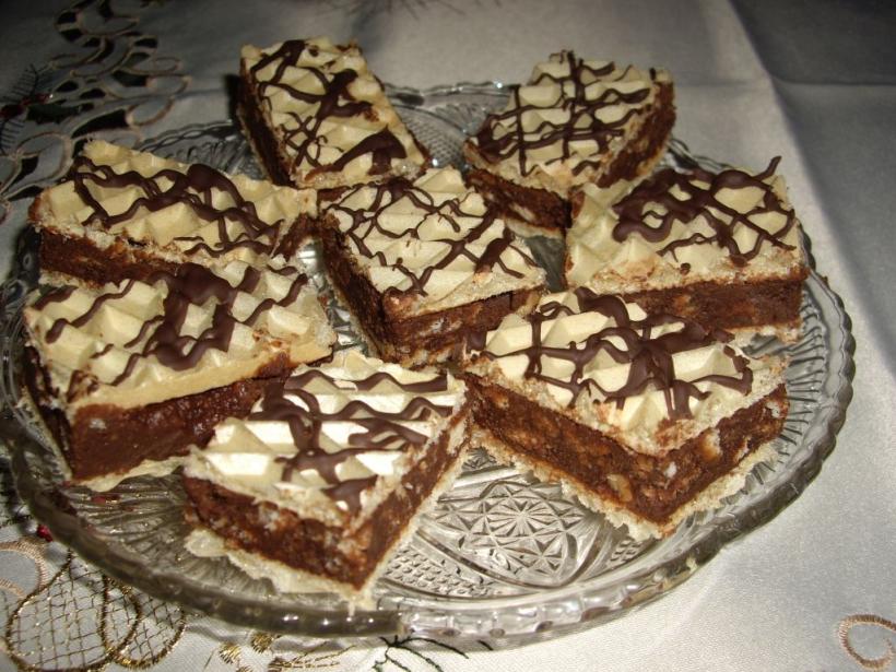 Reţeta zilei: Prăjitură cu foi de napolitană și cremă cu nuci și biscuiți