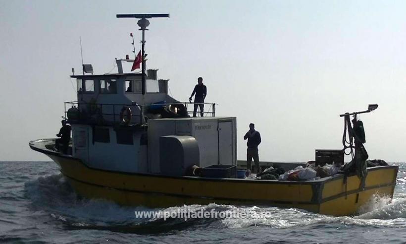 Un pescador turcesc care pescuia ilegal în apele României, a fost capturat de Garda de Coastă