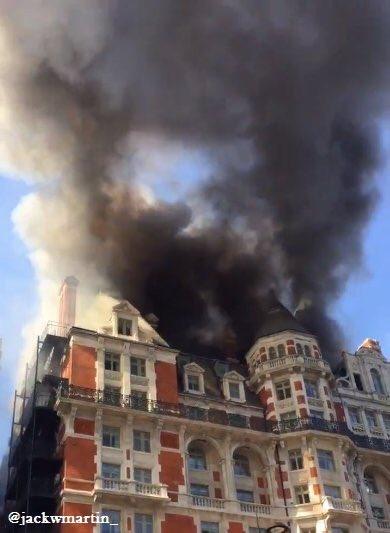 VIDEO - ALERTĂ - Incendiu de proporții în centrul Londrei la un hotel de lux. 100 de pompieri se luptă cu flăcările 