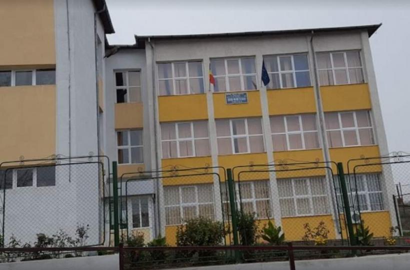 O femeie din Tulcea este cercetată penal după ce a lovit o profesoară şi un elev în incinta unei şcoli