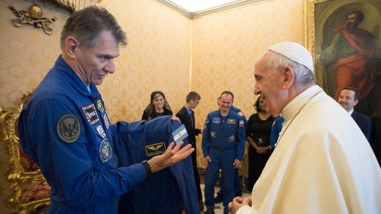 Astronauţii de pe ISS i-au oferit Papei Francisc un costum spaţial personalizat