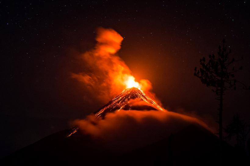 Materii prioclastice continuă să fie expulzate de Vulcanul Fuego din Guatemala