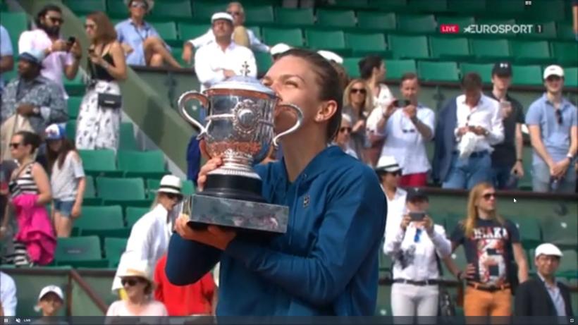 Simona Halep, felicitată de jucătorii de tenis pentru titlul cucerit la Roland Garros