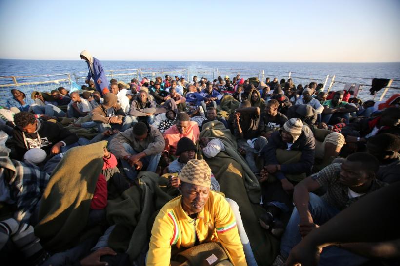 629 de migranți salvați din mijlocul Mediteranei nu pot ancora nici în Italia și nici în Malta
