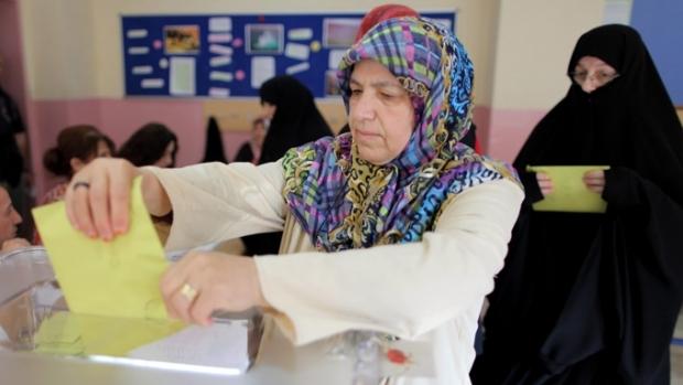 Peste 6.000 de cetăţeni turci sunt aşteptaţi la urne pentru a vota în primul tur al alegerilor