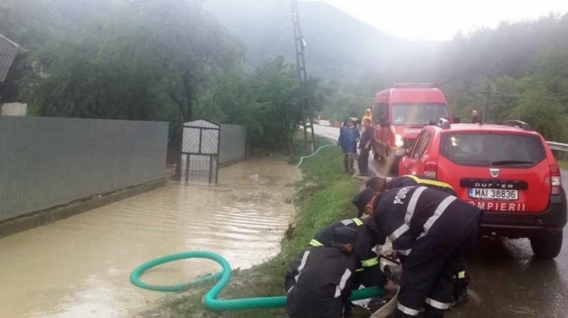 Pompierii intervin la locuinţe şi curţi afectate de inundaţii în Slănic Moldova