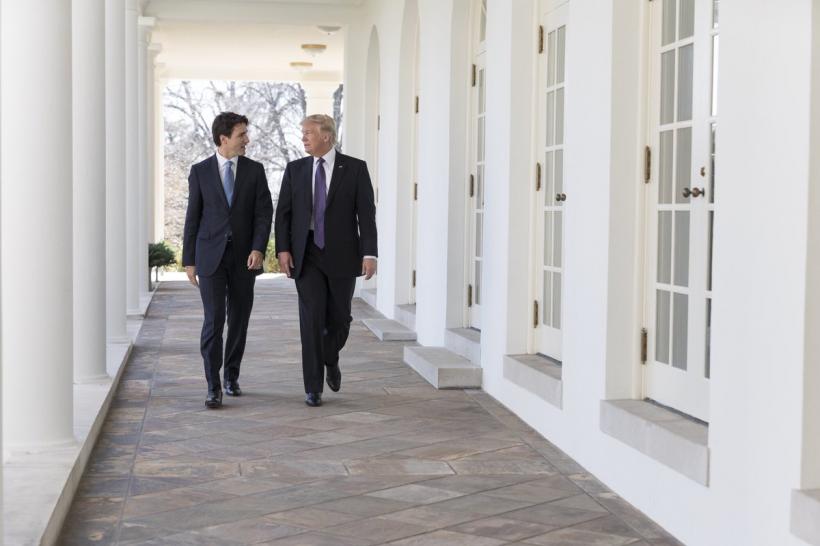 Trump amenință Canada că ”va plăti scump” criticile duse de Trudeu