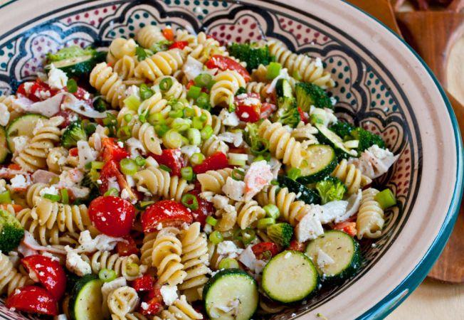 Reţeta zilei: Salata greceasca cu paste