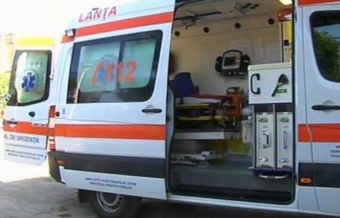 Un autotren a lovit cinci maşini din parcarea Primăriei Sângerogiu de Mureş, rănind o persoană