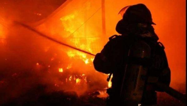 Un tânăr a murit după ce a sărit pe fereastră în urma iscării unui incendiu, la Petroşani